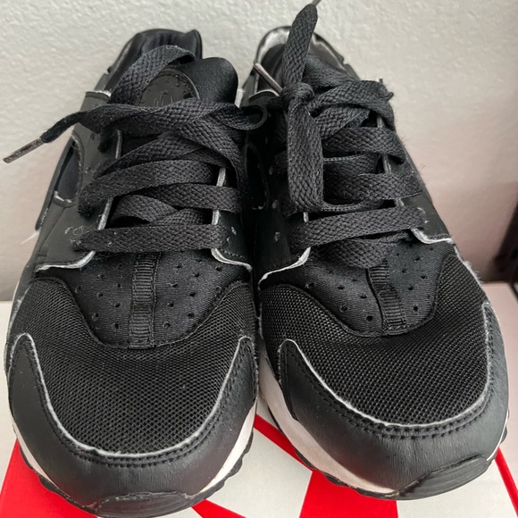 Used Nike Huarache size 4.5Y - Picture 2 of 3